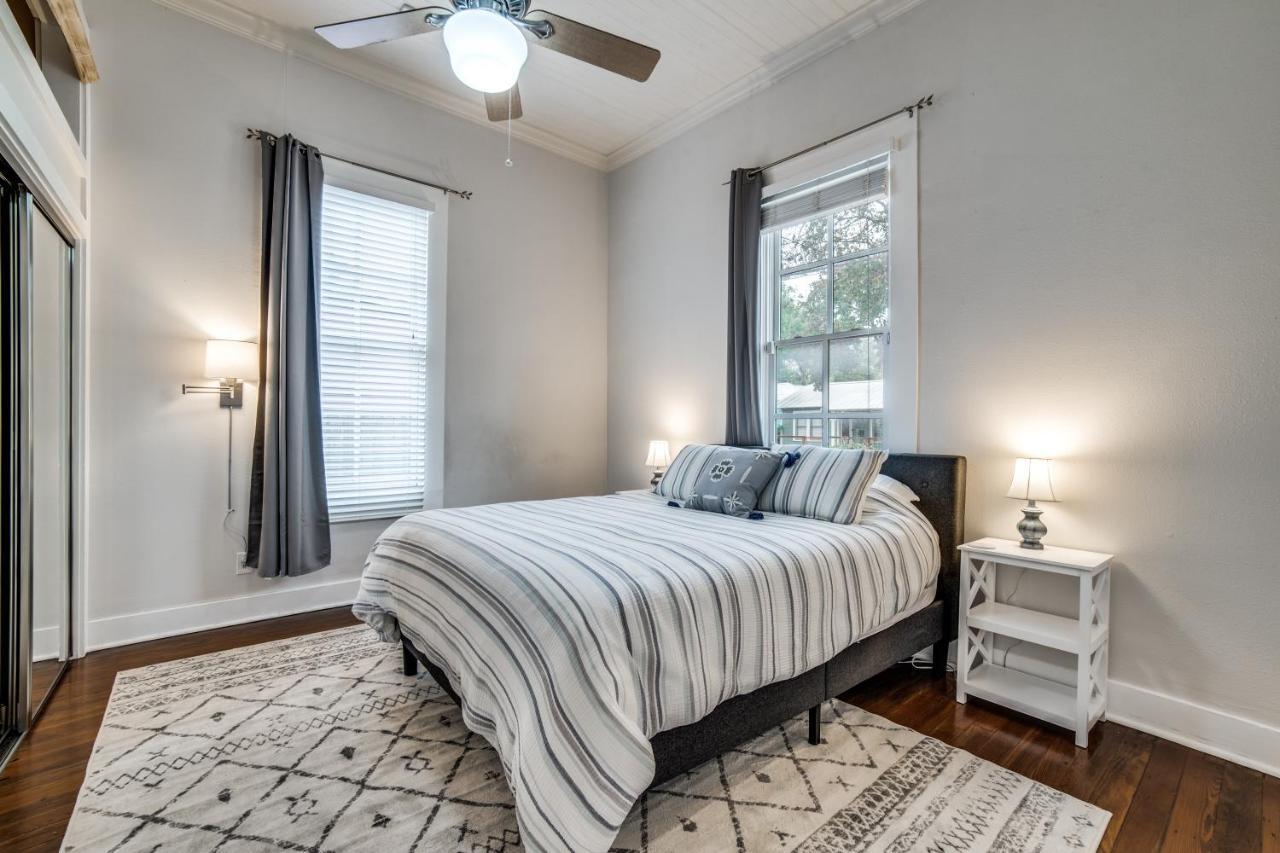 Downtown Historic 2bdrm, Walk To Riverwalk, Alamo; Beautifully Renovated! Hébergement de vacances