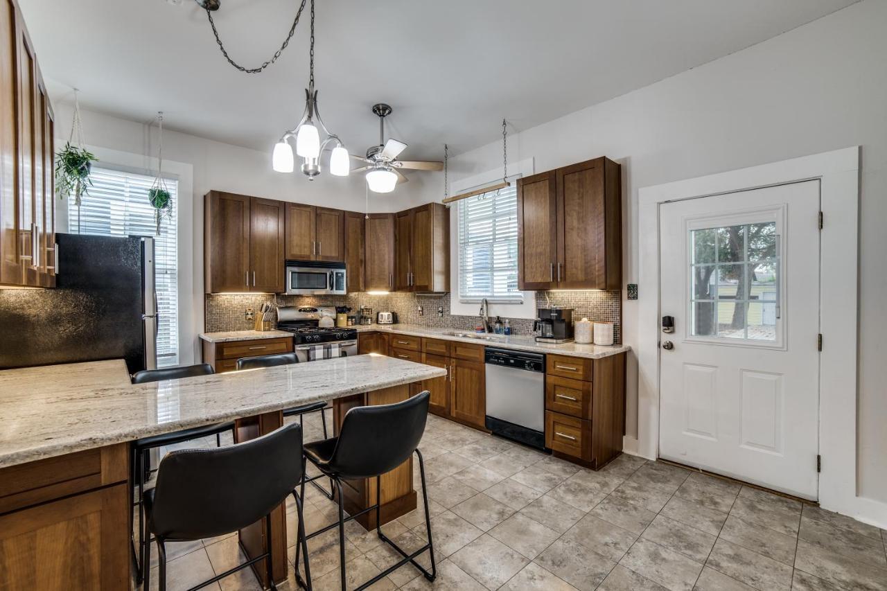 Downtown Historic 2bdrm, Walk To Riverwalk, Alamo; Beautifully Renovated! Hébergement de vacances *