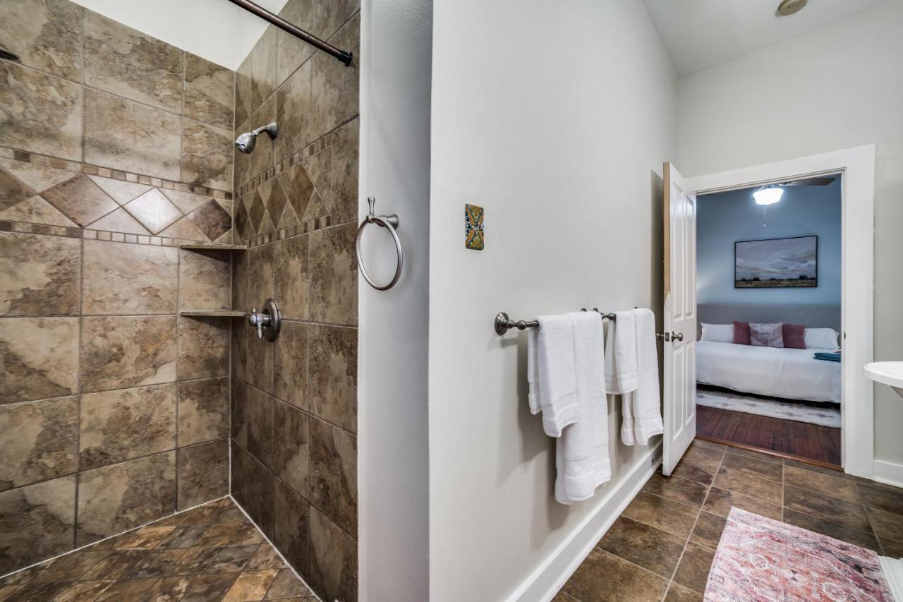 Downtown Historic 2bdrm, Walk To Riverwalk, Alamo; Beautifully Renovated! Hébergement de vacances *